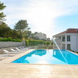 Malo Aparthotel Arbanija
